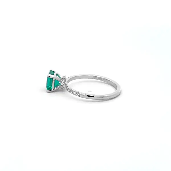 Gold Ring with Emerald and Diamonds