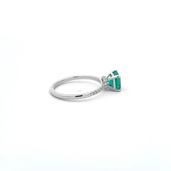 Gold Ring with Emerald and Diamonds