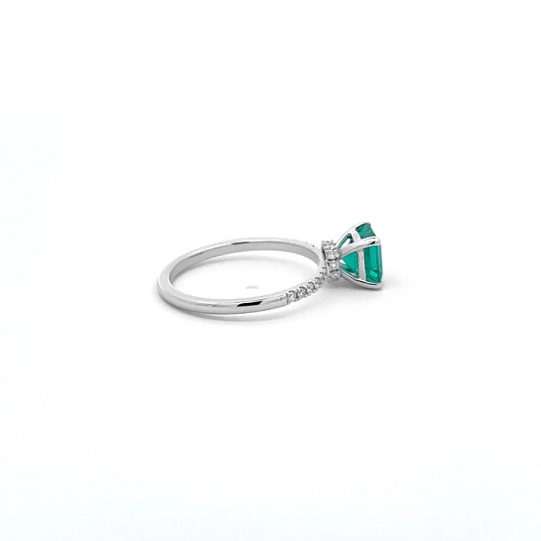 Gold Ring with Emerald and Diamonds