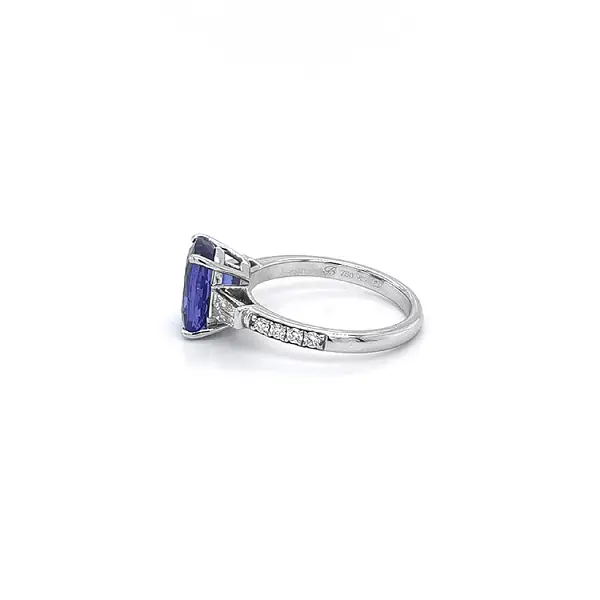 Gold Ring with Tanzanite and Diamonds