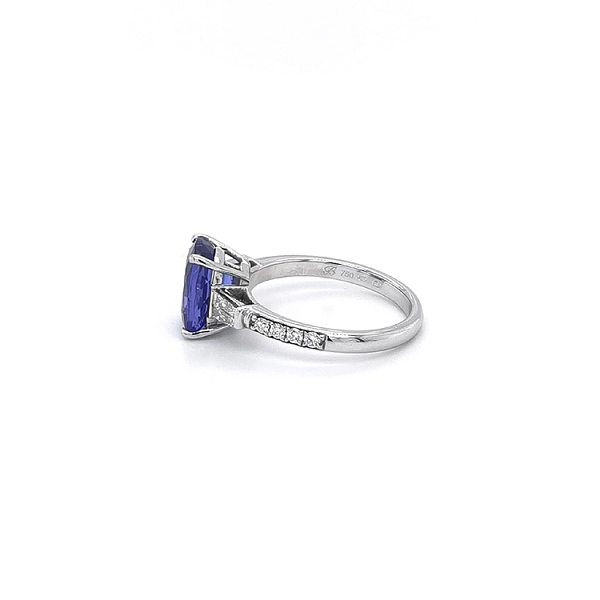 Gold Ring with Tanzanite and Diamonds