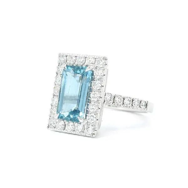 Harmony of Aquamarine and Diamonds in Luxury White Gold