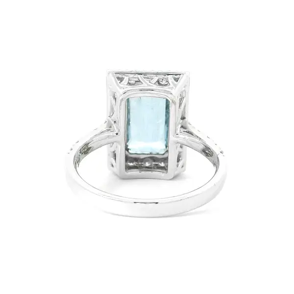 Harmony of Aquamarine and Diamonds in Luxury White Gold