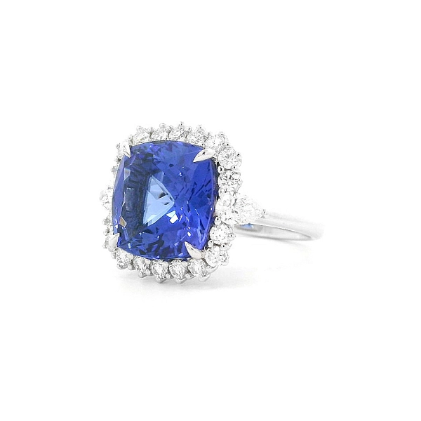 Blue Treasure - Ring with Tanzanite and Diamond Elegance