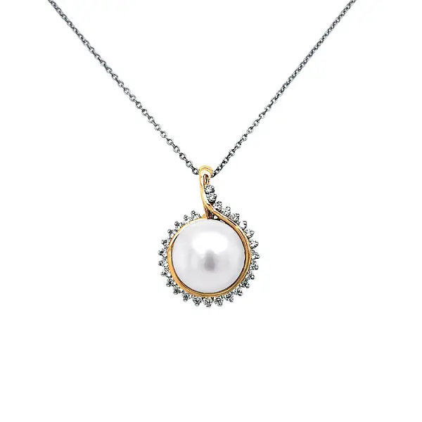 Gold Pendant with Pearl and Diamonds