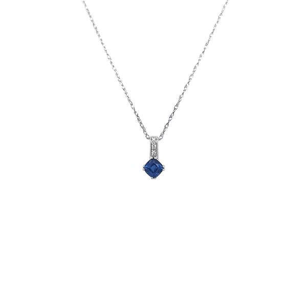 Gold pendant with sapphire and diamonds