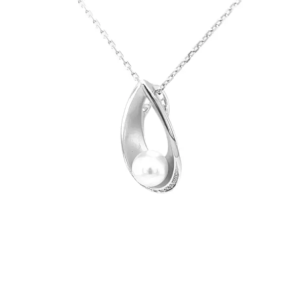 Gold Pendant Natural Pearl and Diamonds