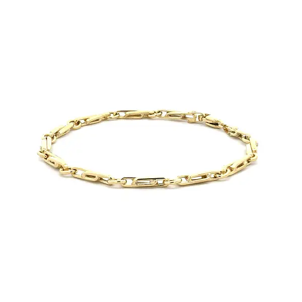 Stylish Gold Bracelet with Intertwined Links
