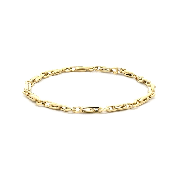 Stylish Gold Bracelet with Intertwined Links