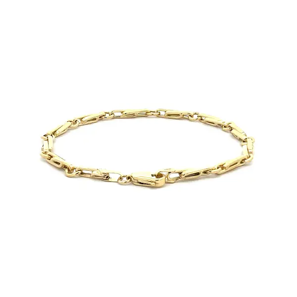 Stylish Gold Bracelet with Intertwined Links