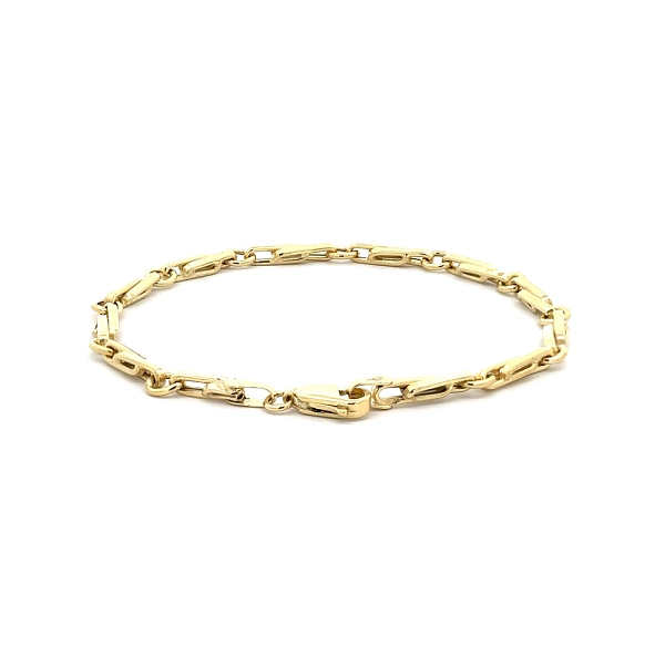 Stylish Gold Bracelet with Intertwined Links