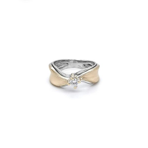Engagement Ring with Zircon made of Combined Gold
