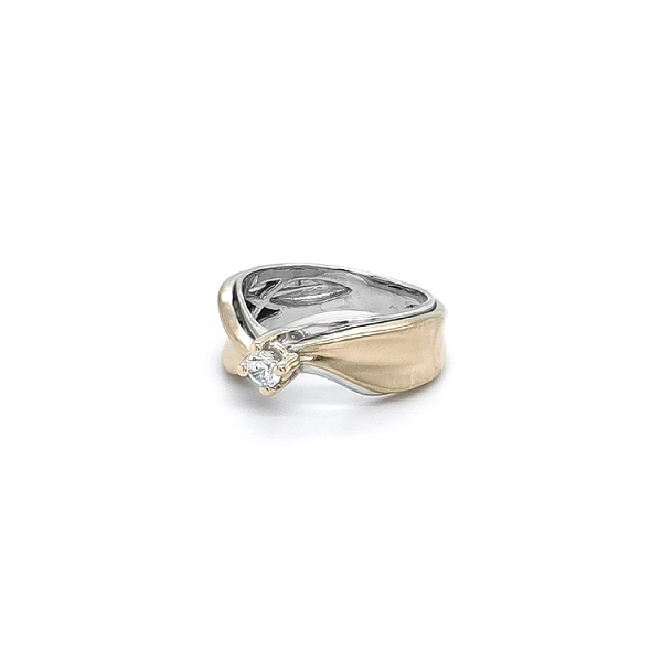 Engagement Ring with Zircon made of Combined Gold