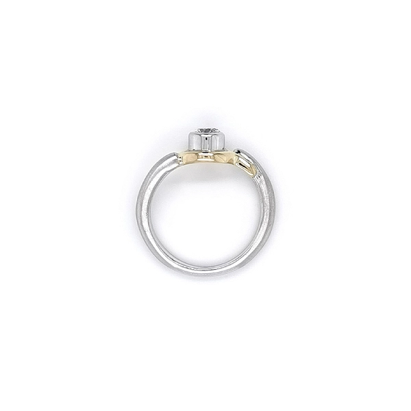 Ring with Zircon made of Combination Gold