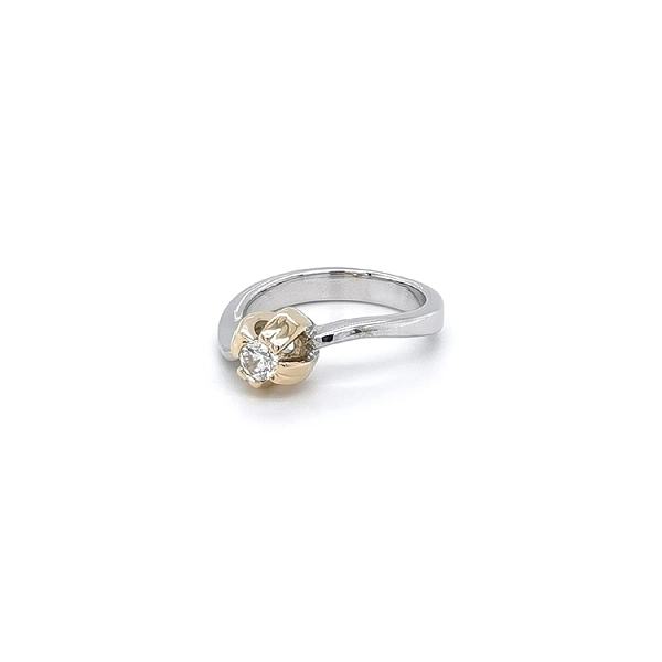 Ring with Zircon made of Combination Gold