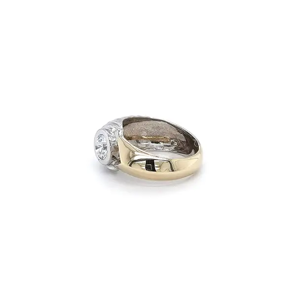 Ring with Zircon made of Combination Gold