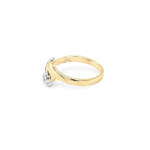 Gold Ring with Zircones made of Combined Gold