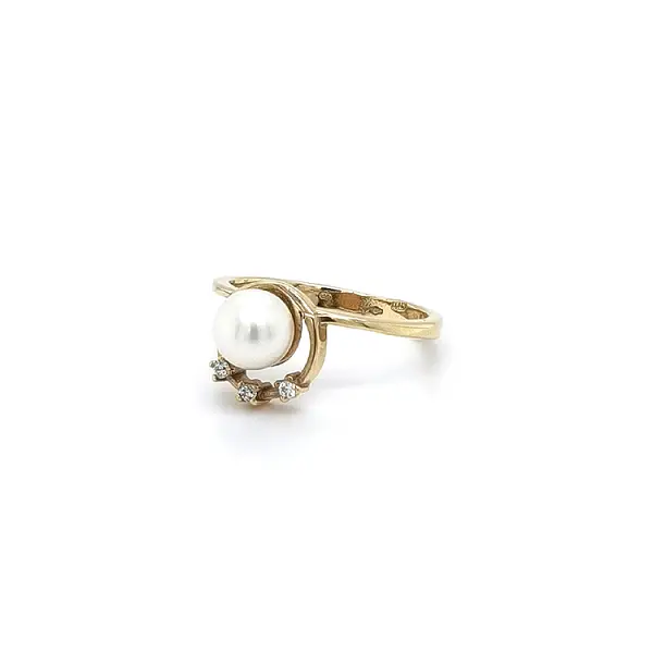 Gold Ring with Pearl and Zircones