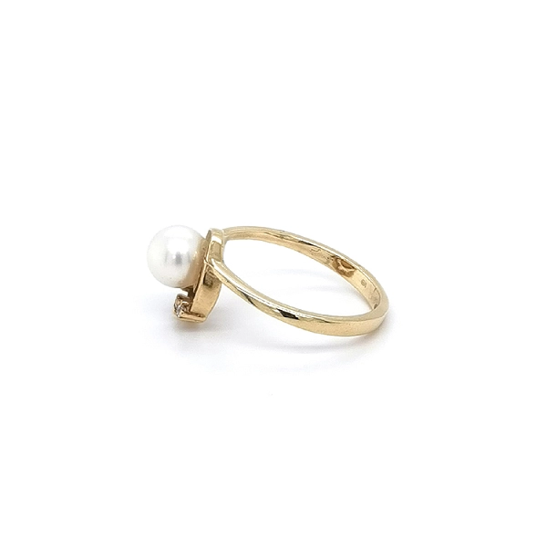 Gold Ring with Pearl and Zircones