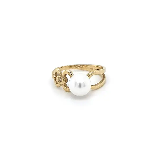 Gold Ring with Pearl