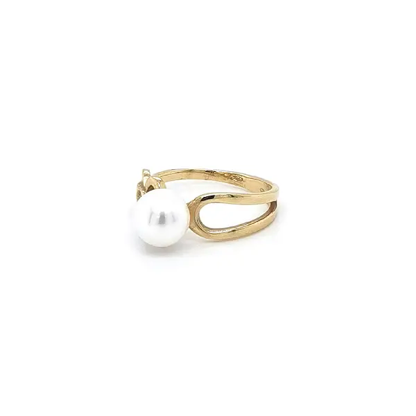 Gold Ring with Pearl