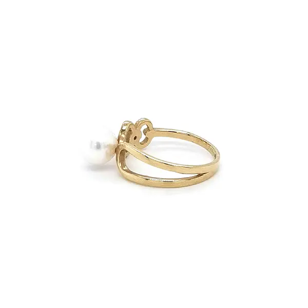 Gold Ring with Pearl