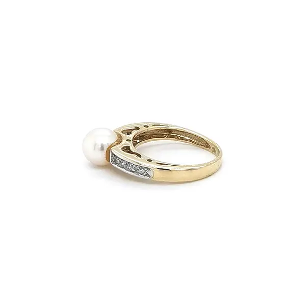 Ring with Pearl of Combination Gold