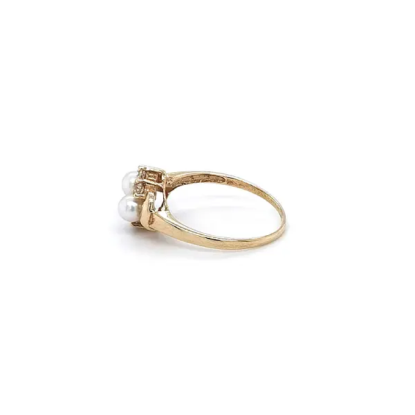 Gold Ring with Pearls and Zircons