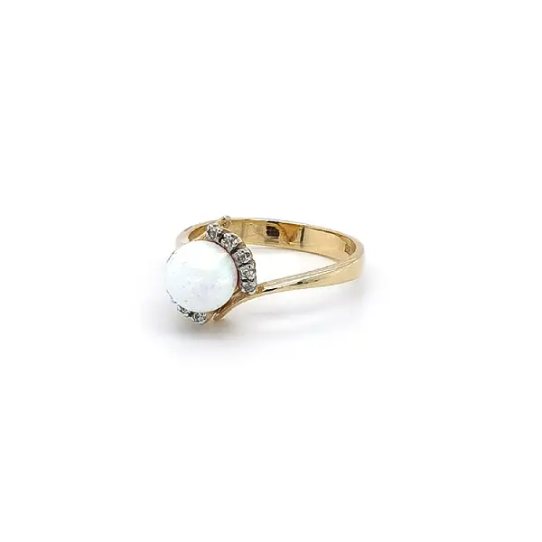 Gold Ring with Opal and Zircones