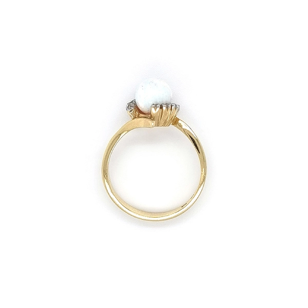 Gold Ring with Opal and Zircones