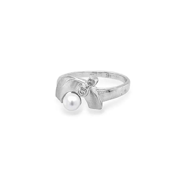 Gold Ring with Pearl and Zircones