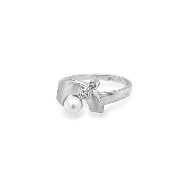 Gold Ring with Pearl and Zircones