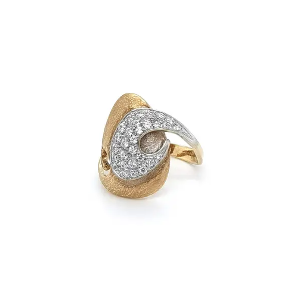 Ring with Zirconias in Gold Combination