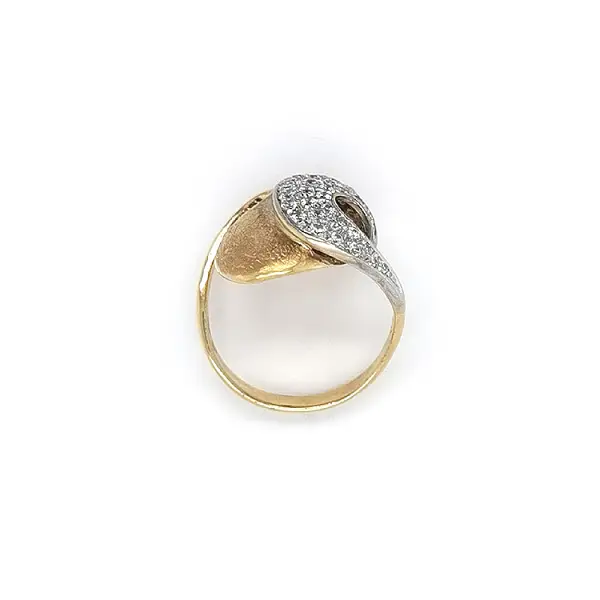 Ring with Zirconias in Gold Combination