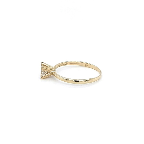 Gold Engagement Ring with Zircones