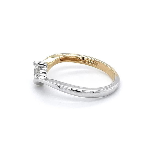 Engagement Ring with Zircon made of Combined Gold
