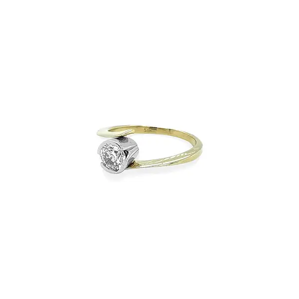 Gold engagement ring with cubic zirconia