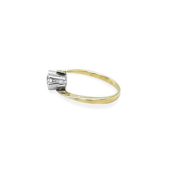 Gold engagement ring with cubic zirconia