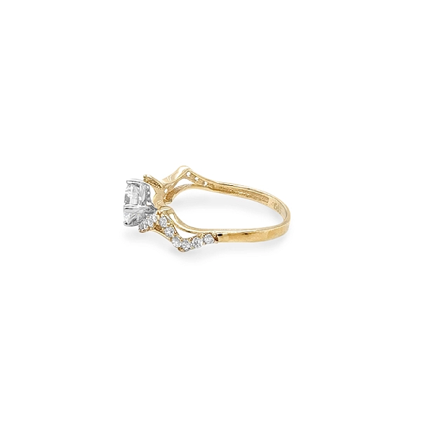 Gold Engagement Ring with Zircones