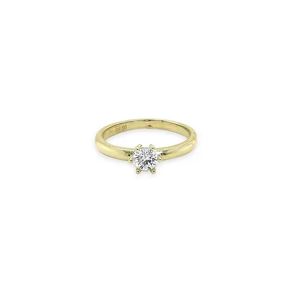 Gold engagement ring with cubic zirconia