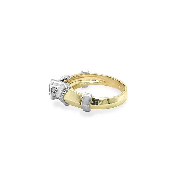 Gold Ring with Zircon made of Combined Gold