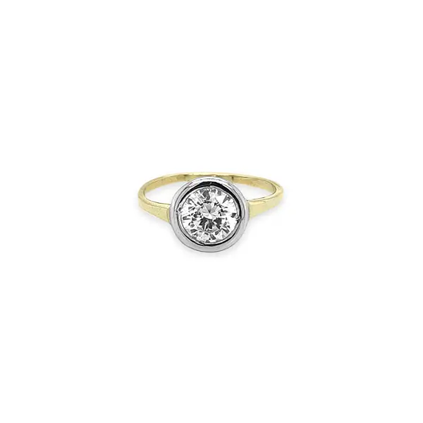 Gold engagement ring with cubic zirconia