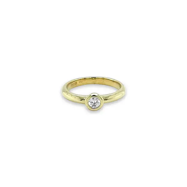 Gold engagement ring with cubic zirconia
