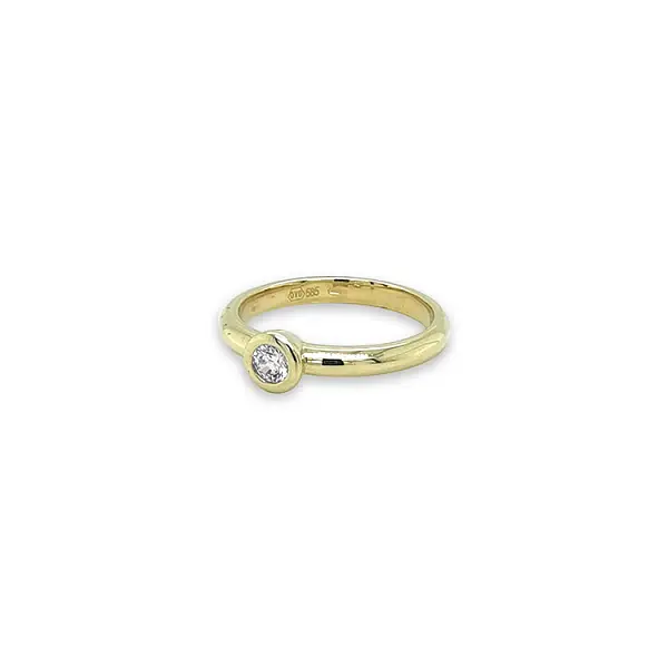 Gold engagement ring with cubic zirconia