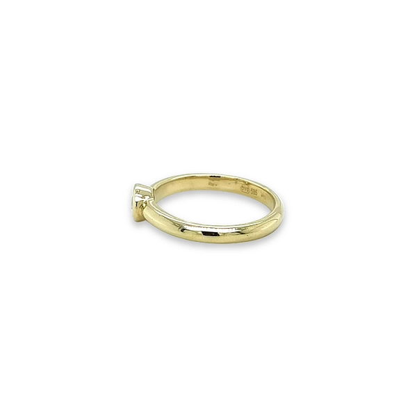 Gold engagement ring with cubic zirconia