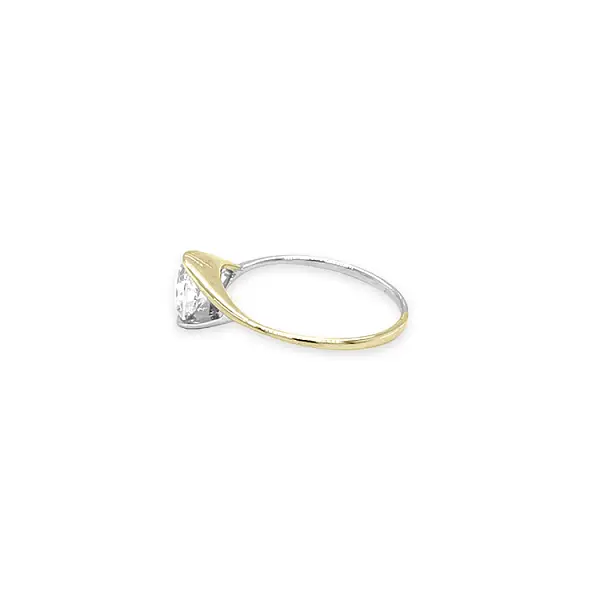 Gold ring with cubic zirconia