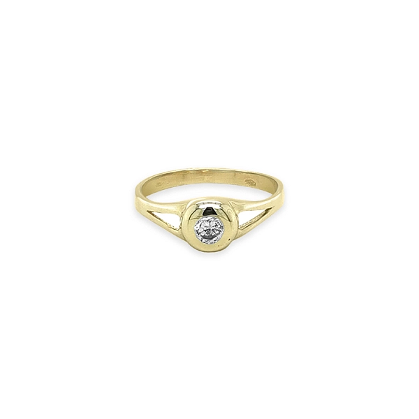 Engagement ring with cubic zirconia