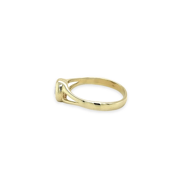 Engagement ring with cubic zirconia