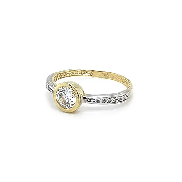 Engagement Ring with Zircones made of Combined Gold