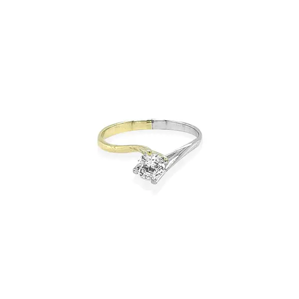 Engagement ring with cubic zirconia in gold